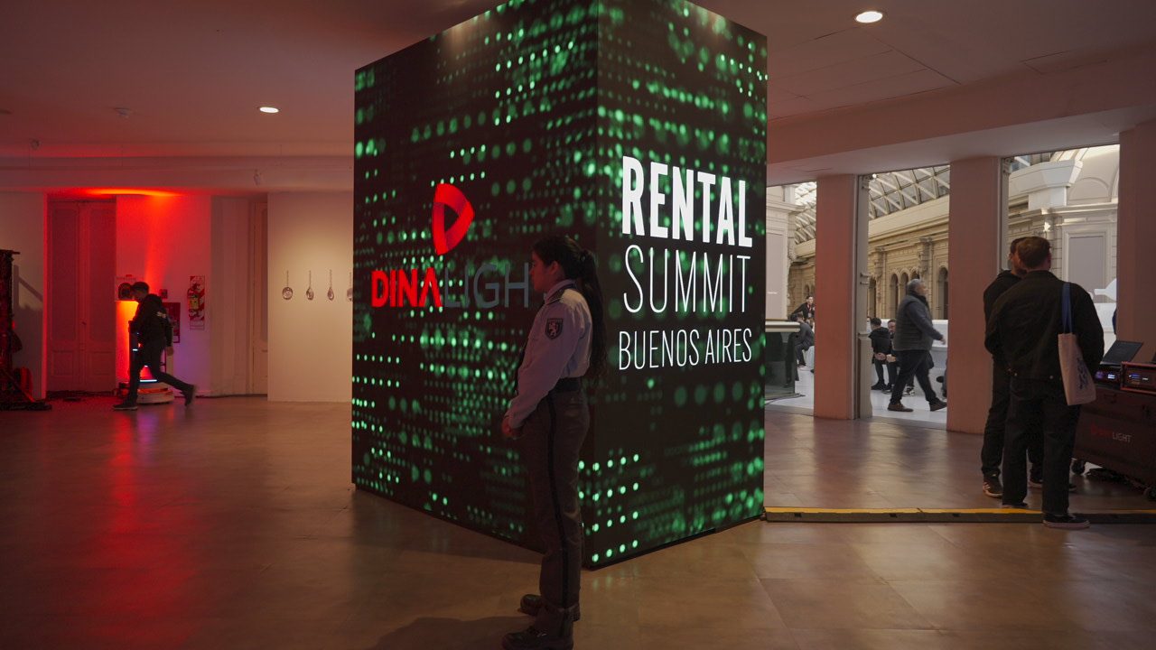 Muro de sponsors Rental Summit Buenos Aires — Dinalight, Yavax y partners de la industria audiovisual