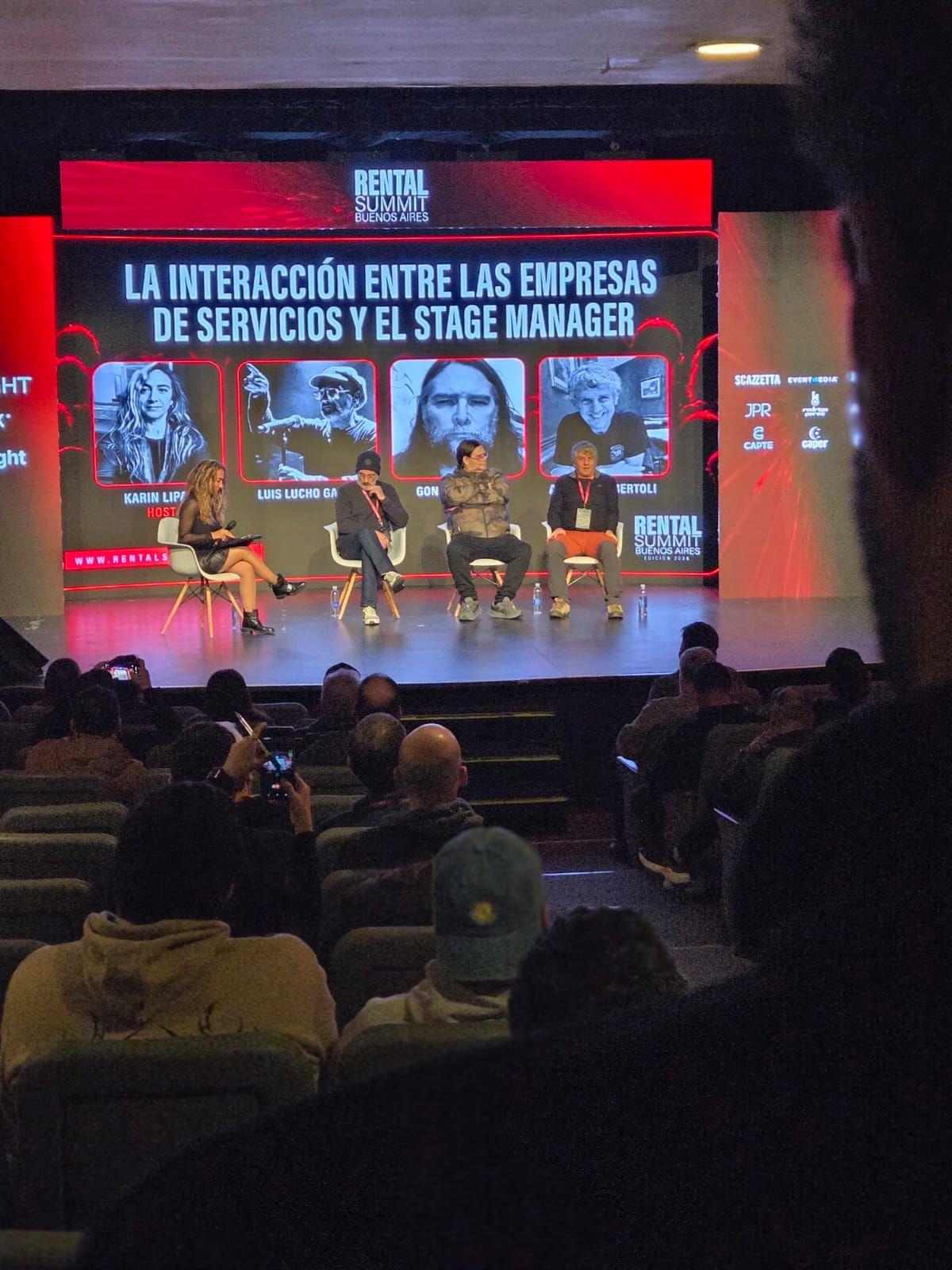 Vista del escenario y la sala durante uno de los paneles del Summit