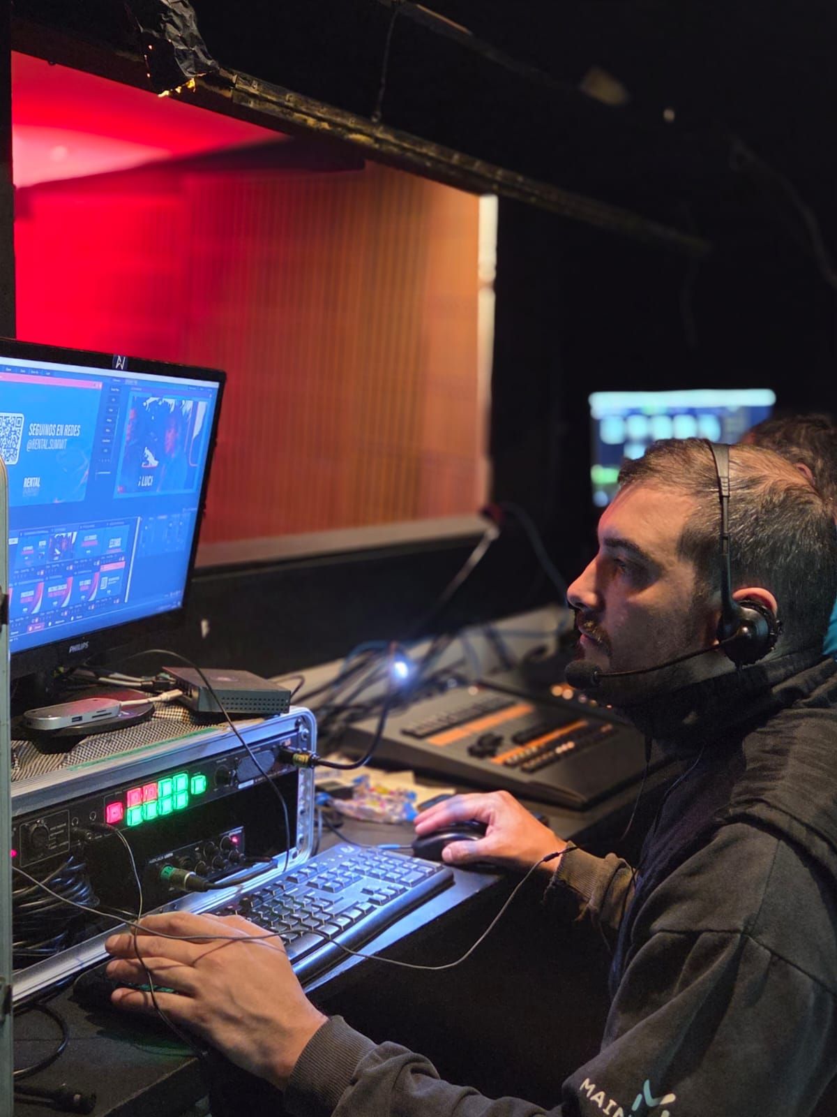 Operador de video con intercom en la consola, siguiendo la transmisión del evento