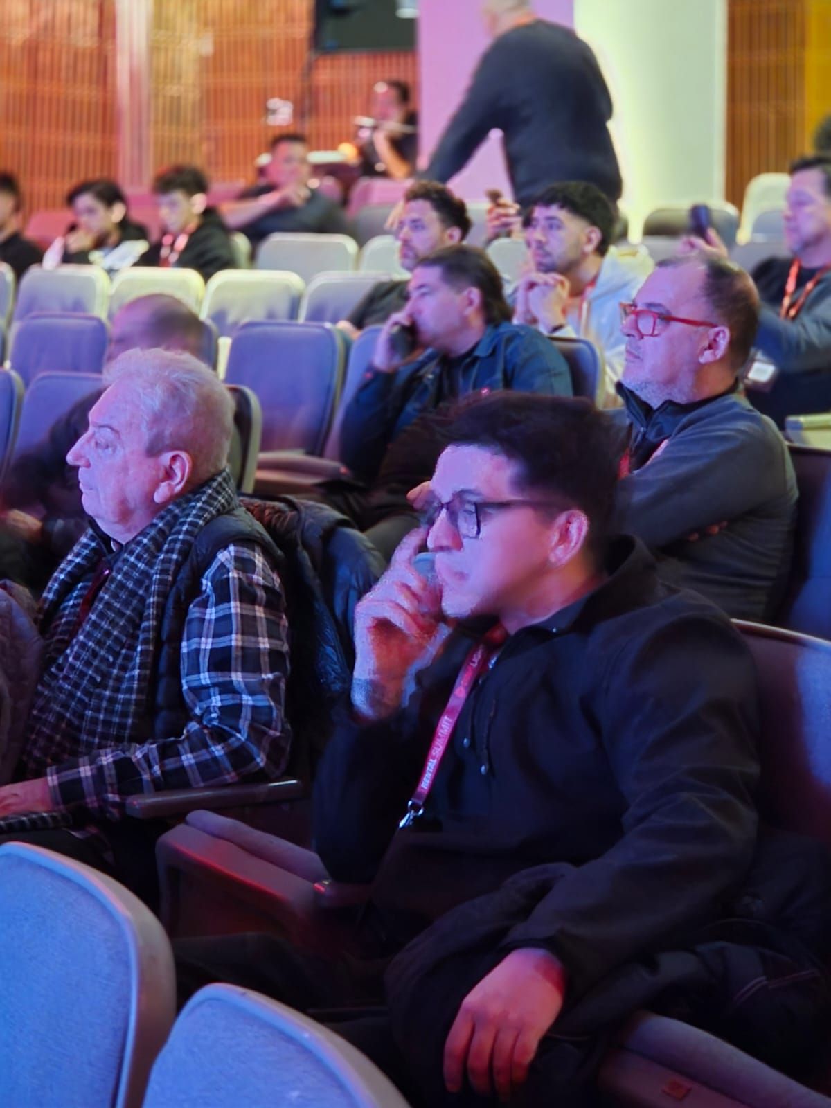Asistentes siguiendo una charla desde las butacas del auditorio