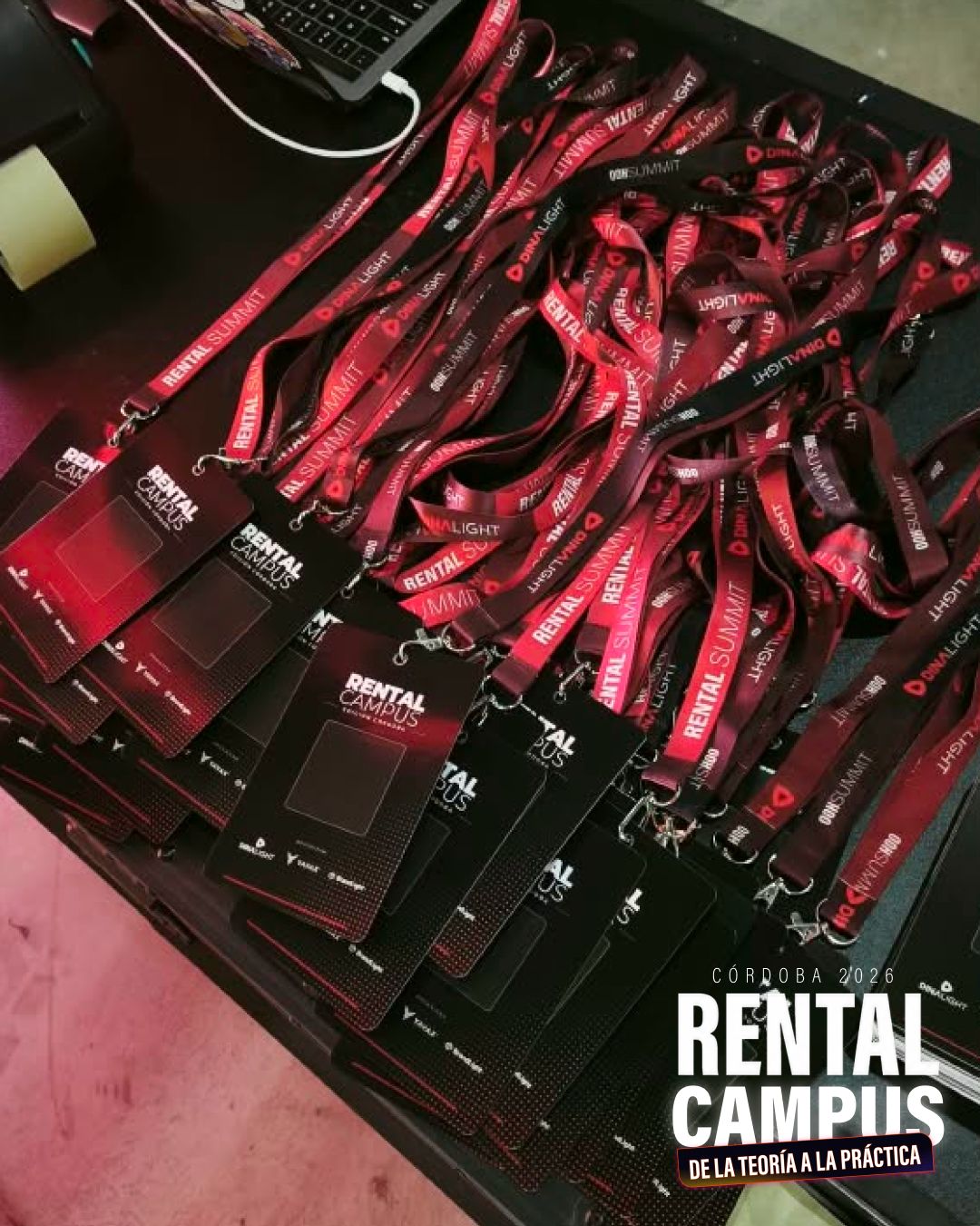 Credenciales del Rental Campus Córdoba 2026 sobre la mesa de acreditación