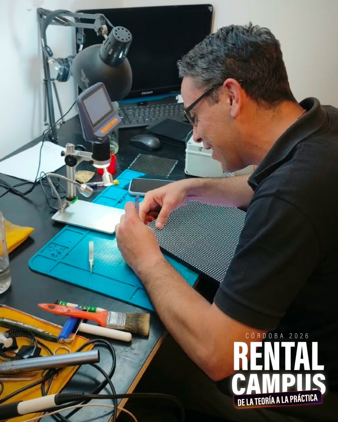 Reparación de un módulo LED bajo microscopio en el taller del Campus Córdoba
