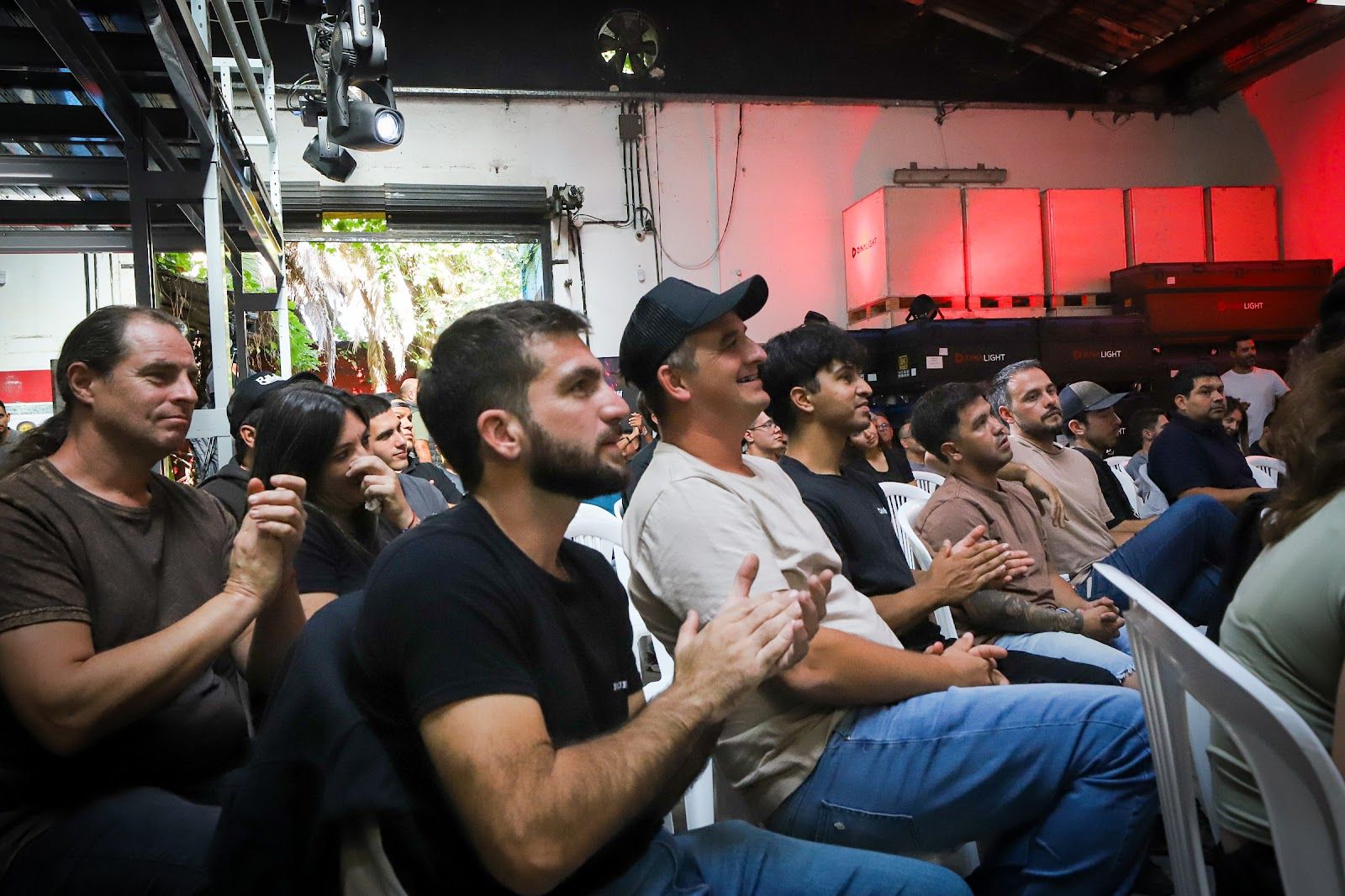 Asistentes aplaudiendo al cierre de uno de los workshops