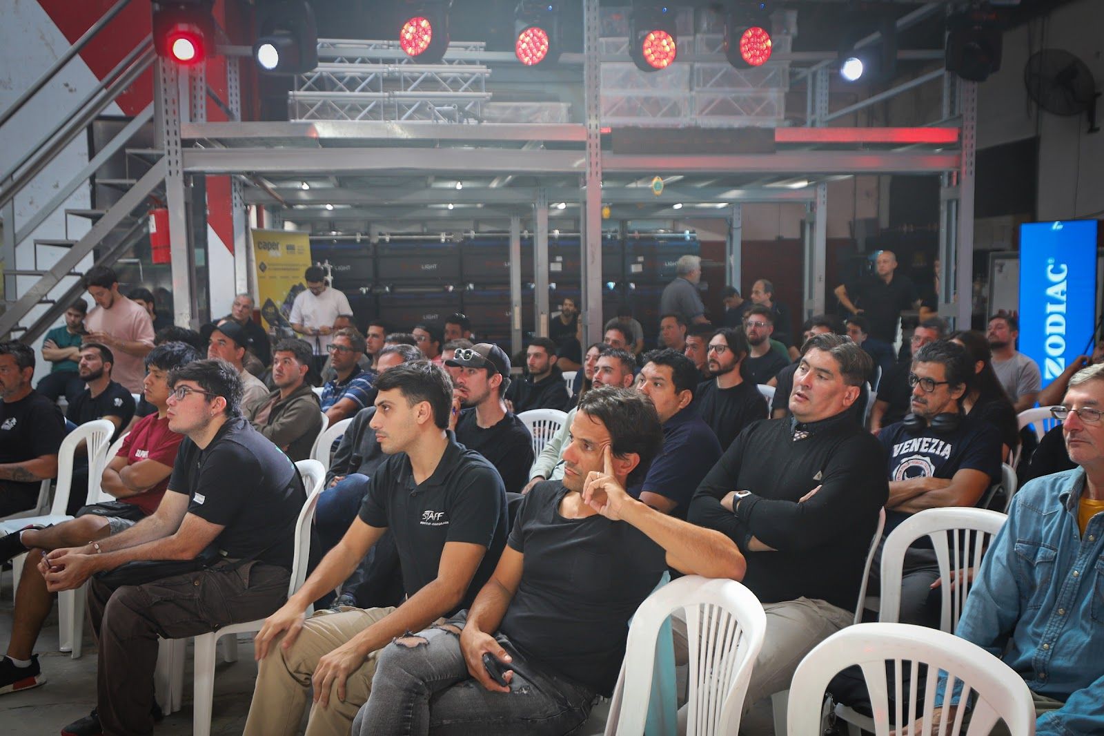 Sala llena de asistentes durante una de las clases del Campus