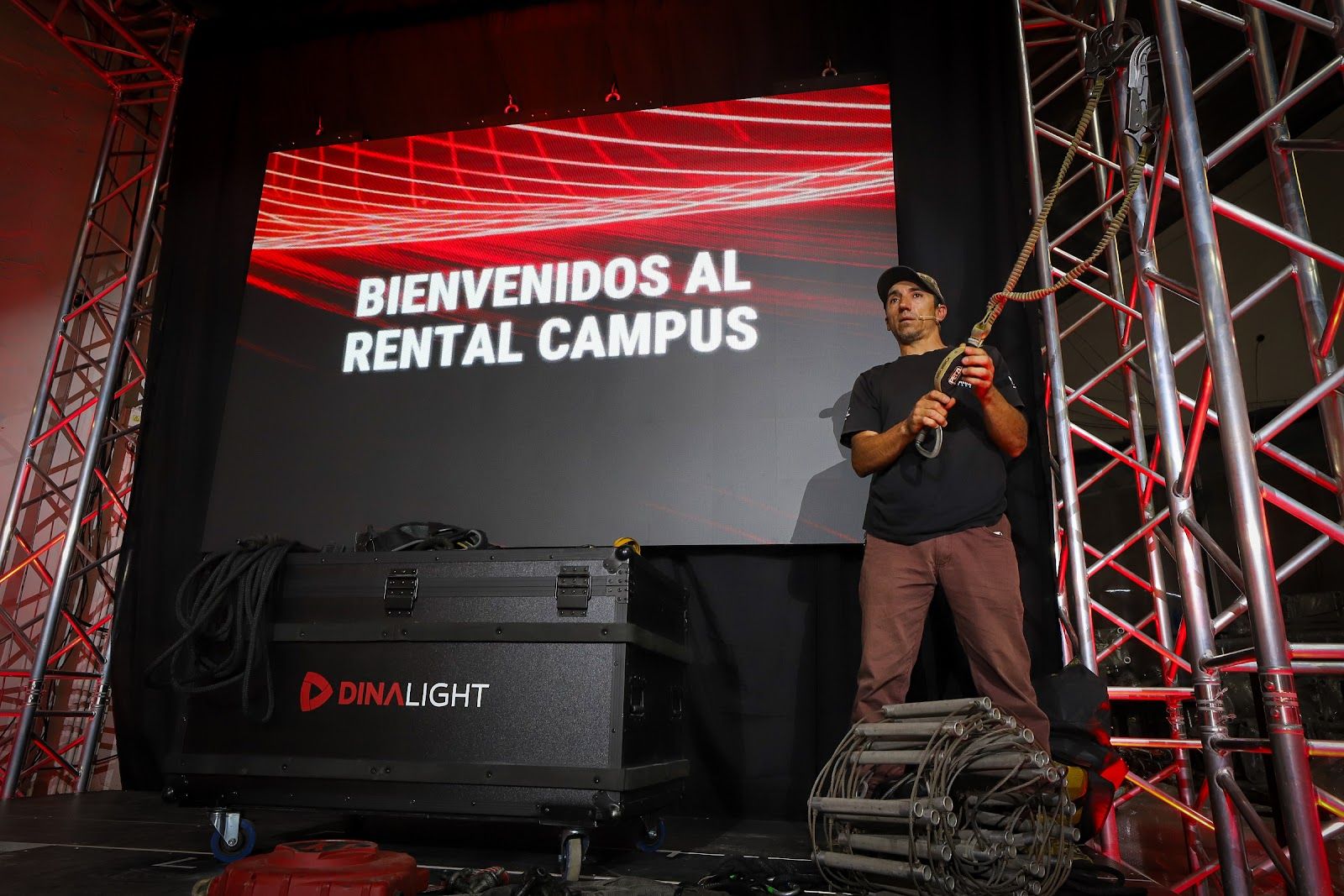 Pantalla LED de bienvenida al Rental Campus al inicio de la jornada