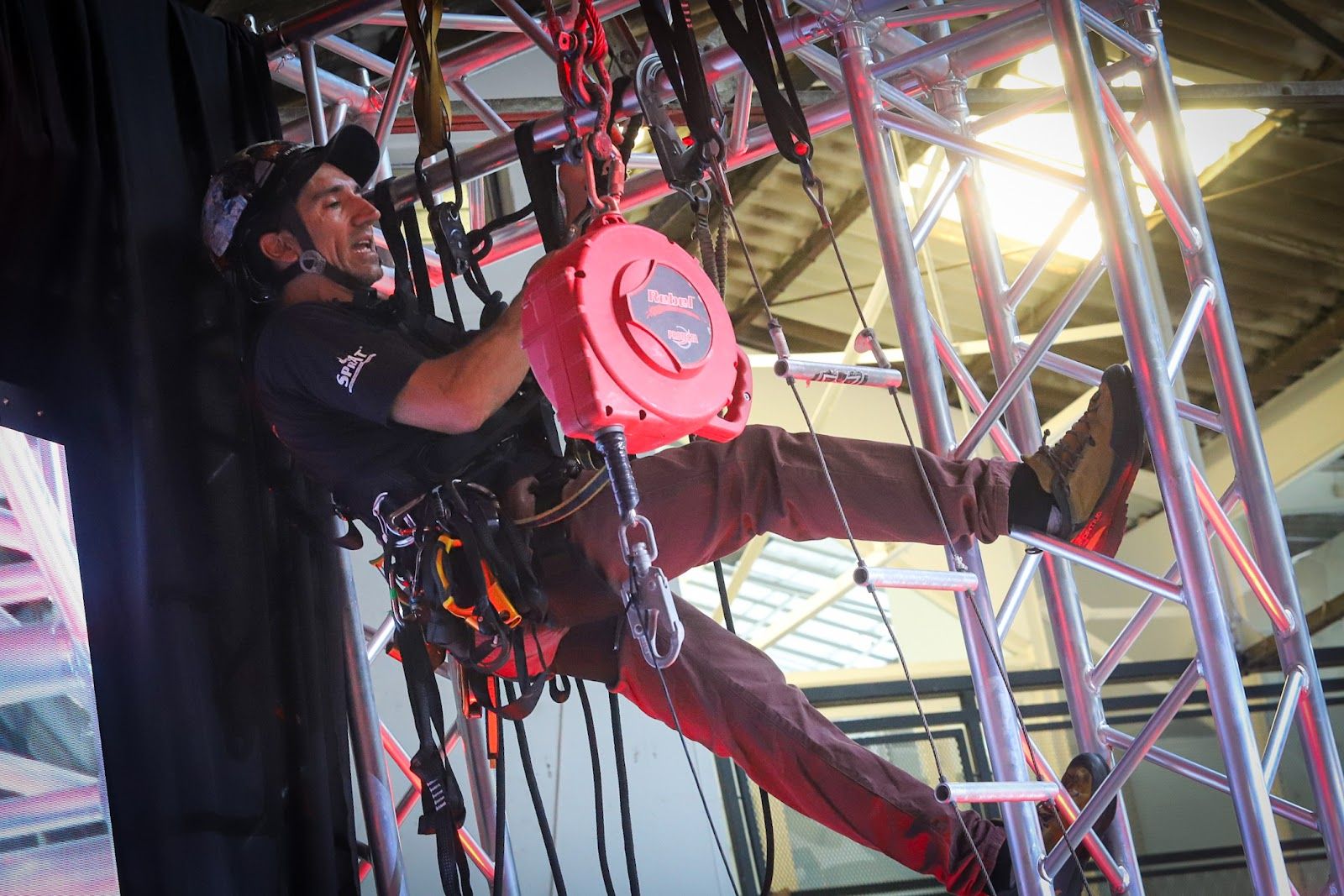 Práctica de rigging en vivo: montaje con aparejo sobre estructura de truss